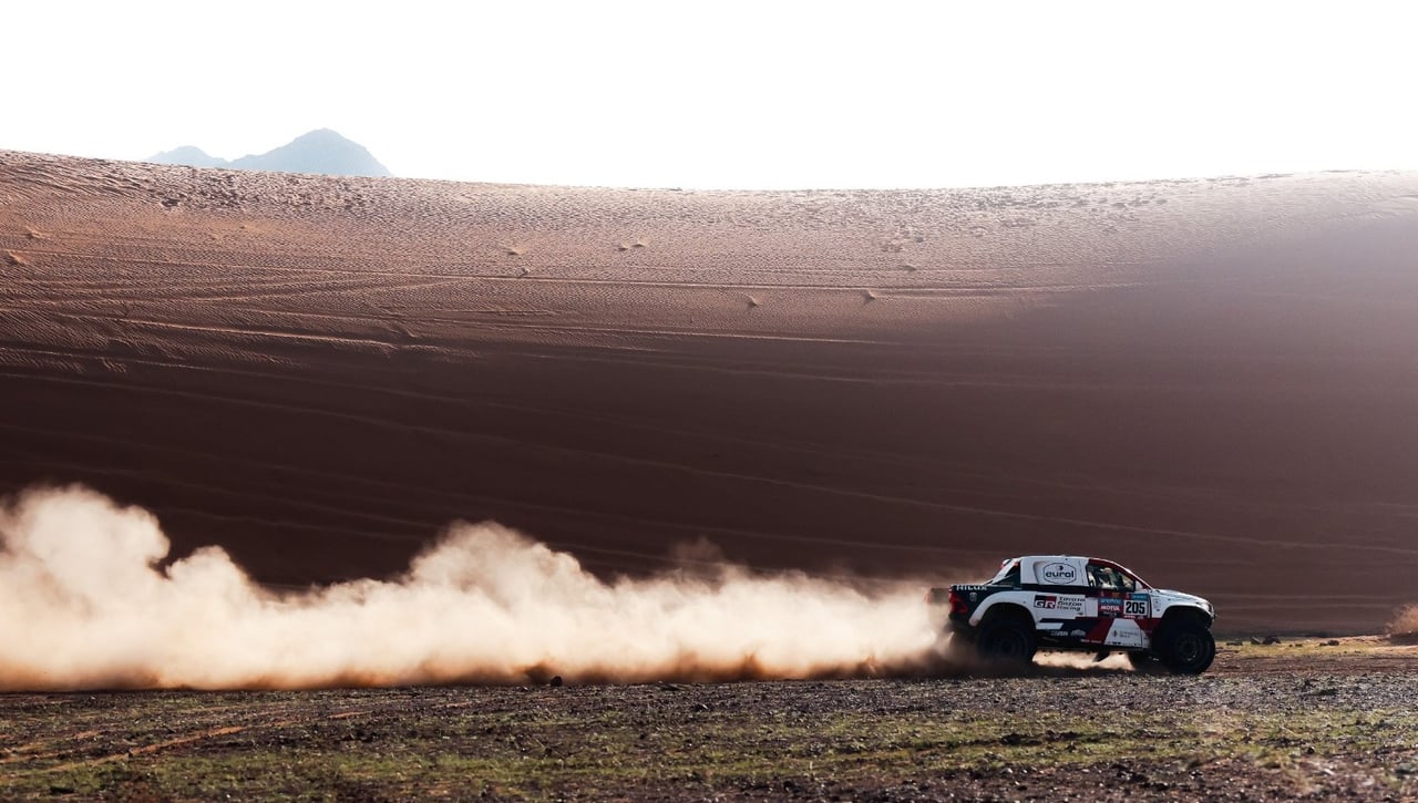 Sainz se carga a Loeb y sostiene a Al-Alttiyad