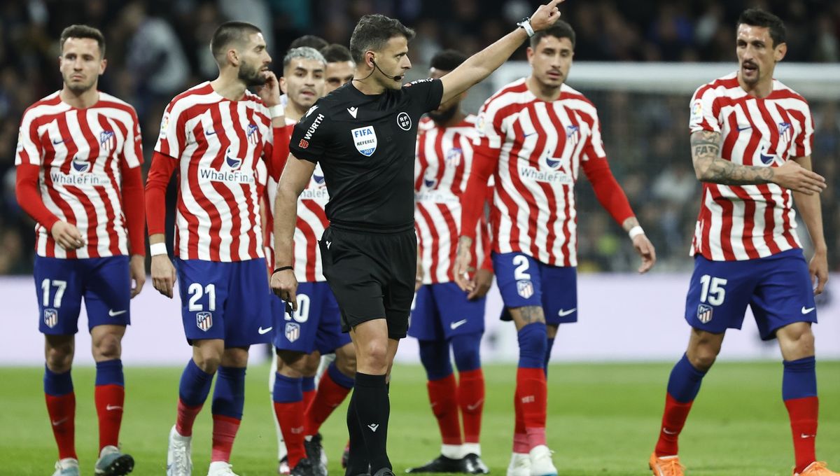Los 'lamentos' del Atlético de Madrid por el arbitraje en el derbi: "Nada nuevo en el Bernabéu"