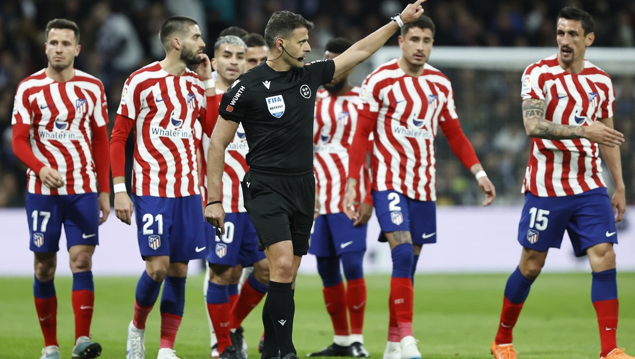 Los 'lamentos' del Atlético de Madrid por el arbitraje en el derbi: "Nada nuevo en el Bernabéu"