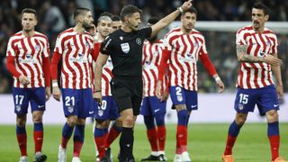 Los 'lamentos' del Atlético de Madrid por el arbitraje en el derbi: "Nada nuevo en el Bernabéu"