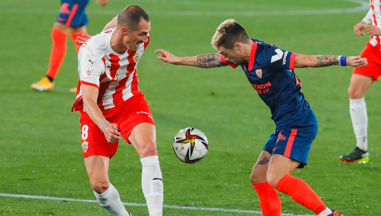 Ganas de Sevilla FC para Almería, pero no sin polémica