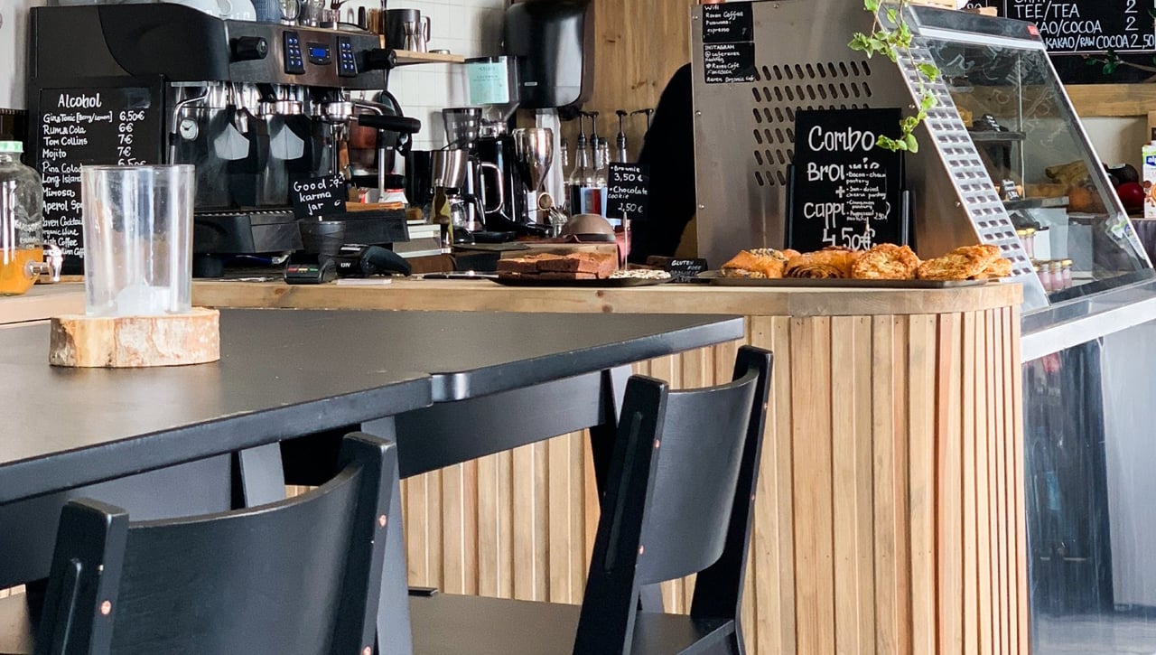 El despido de una empleada que orinaba en los recipientes de una cafetería es declarado improcedente