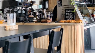 El despido de una empleada que orinaba en los recipientes de una cafetería es declarado improcedente