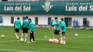 Cucho Hernández, baja a un día de la Copa en el primer entrenamiento de Álvaro Fidalgo con el Betis