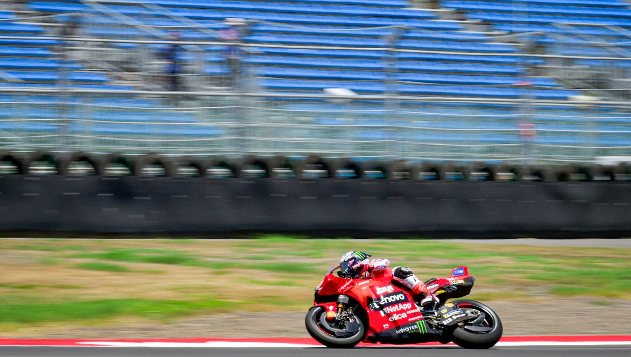 Bastianini se la vuelve a liar a Jorge Martín