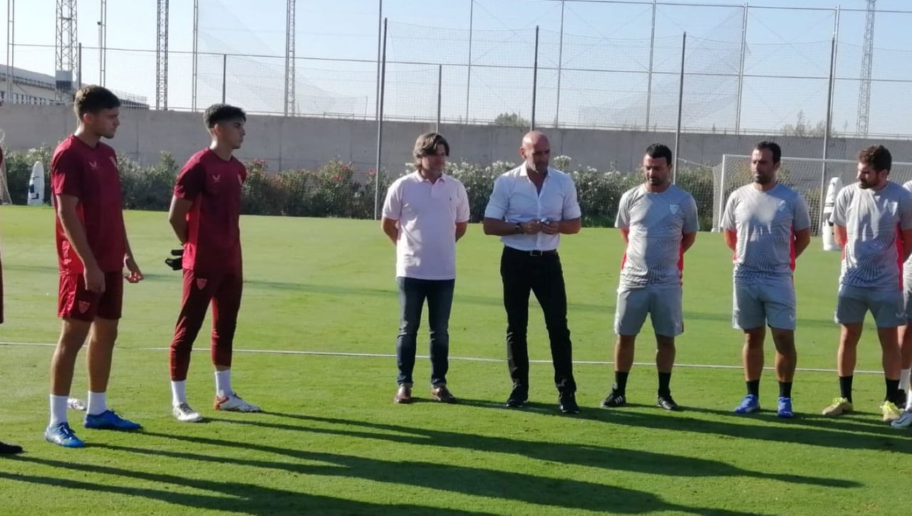 Monchi arenga al Sevilla Atlético antes del derbi con el Betis Deportivo y un 'fichaje' que no llega