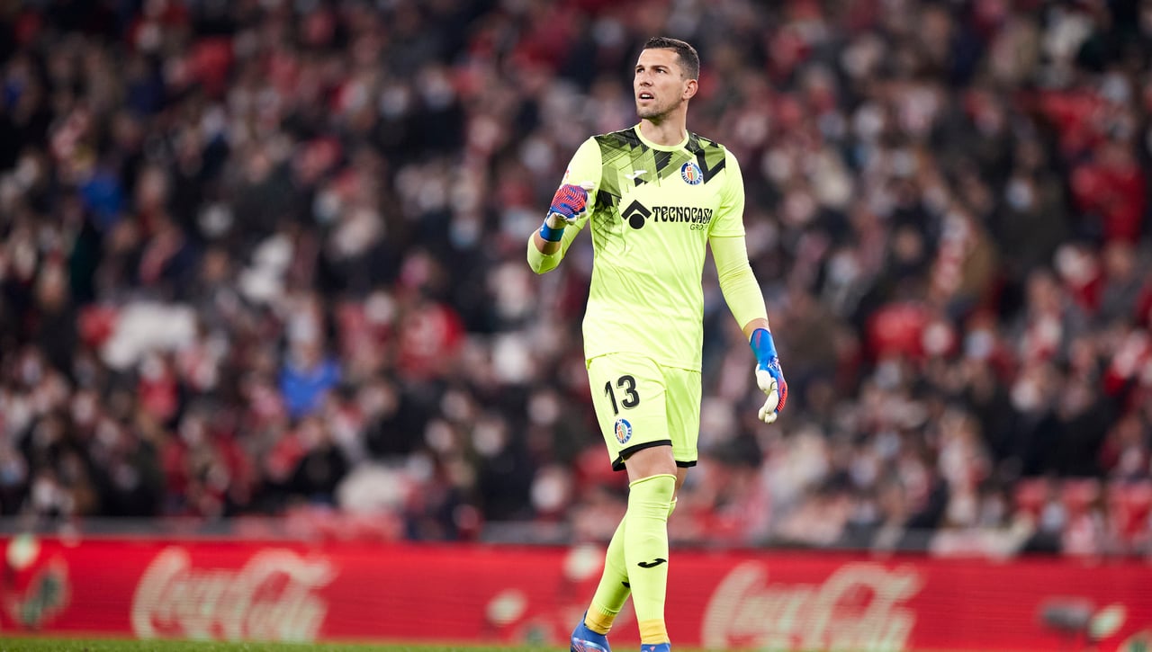 El Almería olvida a Maximiano y piensa en un conocido ex sevillista para la portería