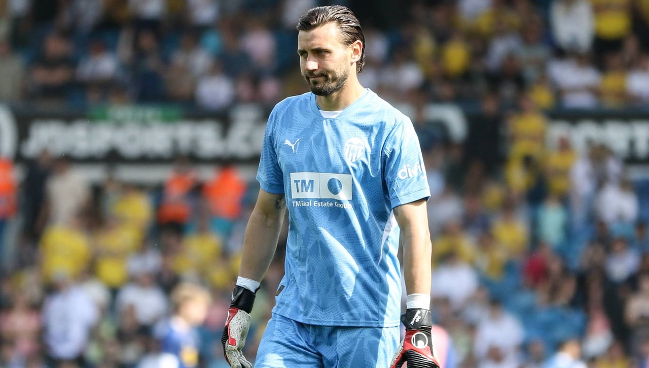 El problema del Valencia para renovar a Dimitrievski: Peter Lim tendría que rascarse el bolsillo