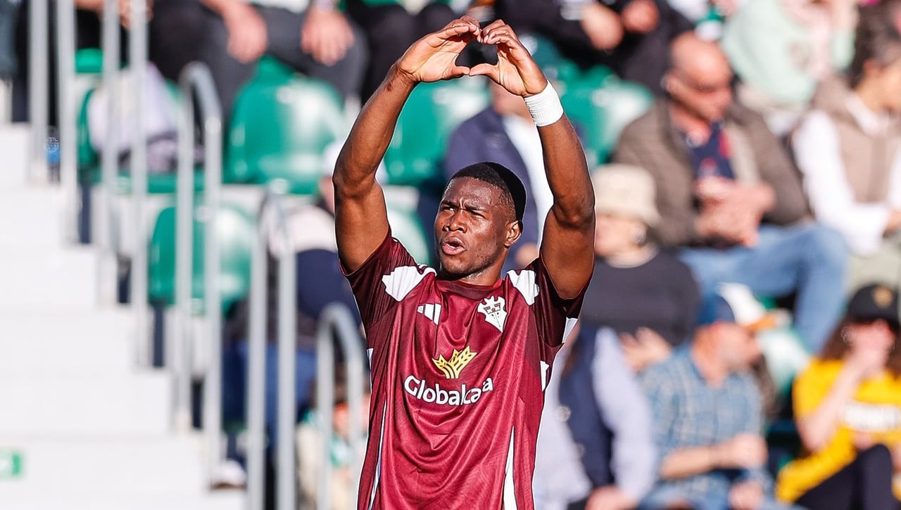 El Betis adelanta al Sevilla en la pugna por el goleador de moda en Segunda