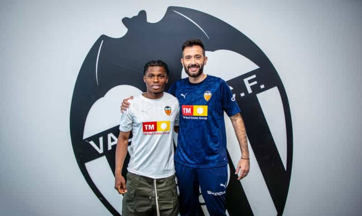 La dura decisión de Corberán con Ramazani y el contrato que alivia al Valencia