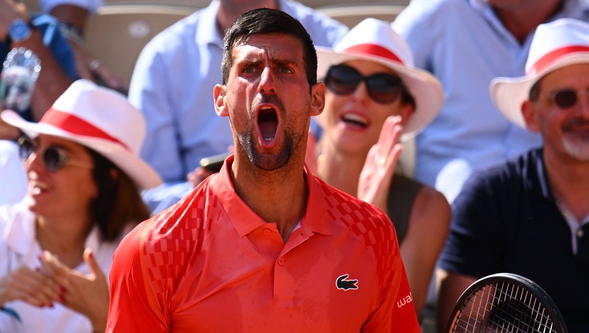 Un feo gesto ante Alcaraz provoca abucheos a Djokovic en Roland Garros