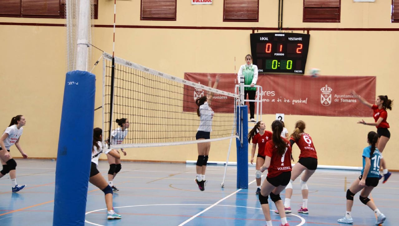 Los deportistas se citaron en Badolatosa para disputar la penúltima jornada de la temporada de voleibol