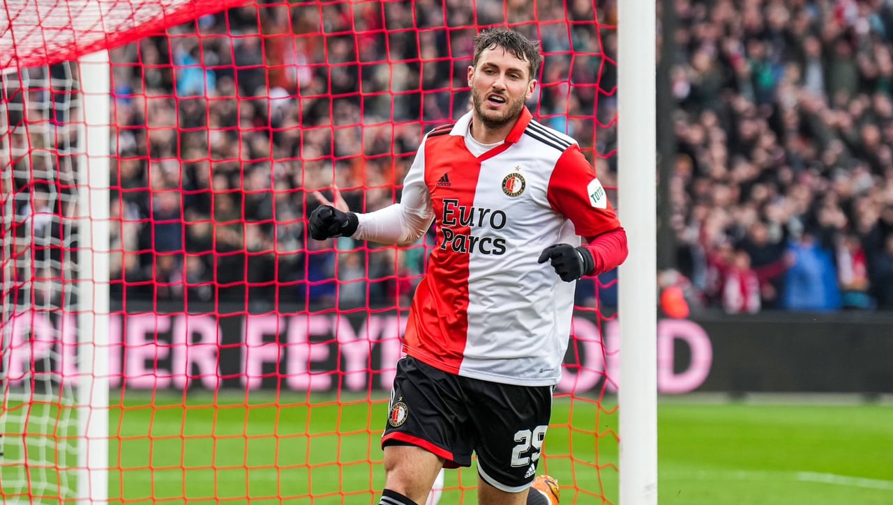 El deseado Santiago Giménez, dos goles más caro... y más lejos del Sevilla: "No sé qué pasará"