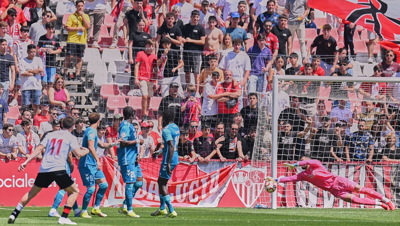 Sevilla Atlético 0-0 Betis Deportivo: Alberto Flores y Guilherme ponen gafas a un tenso derbi