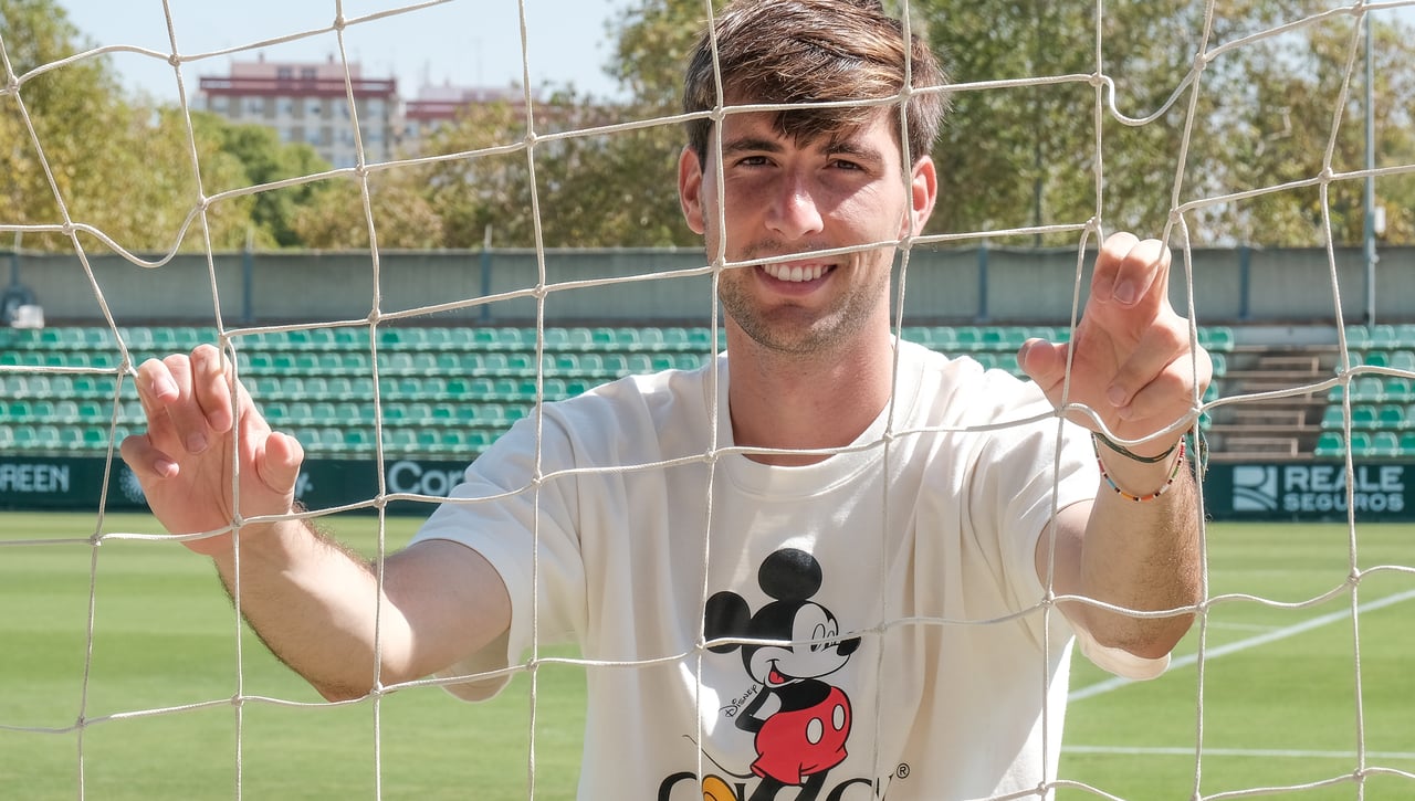 El Milan no es el único equipo pendiente de Miranda, que sigue sin renovar