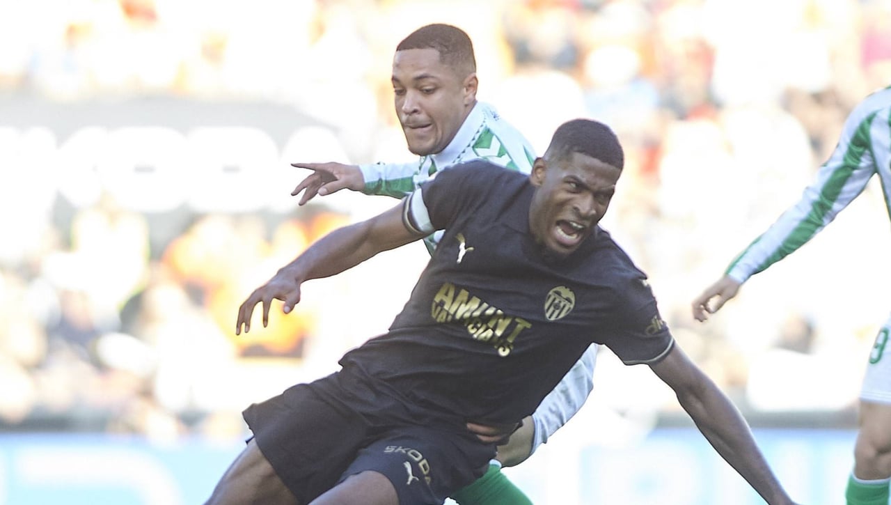 Mosquera sigue sin renovar con el Valencia y el Milan se suma a la puja