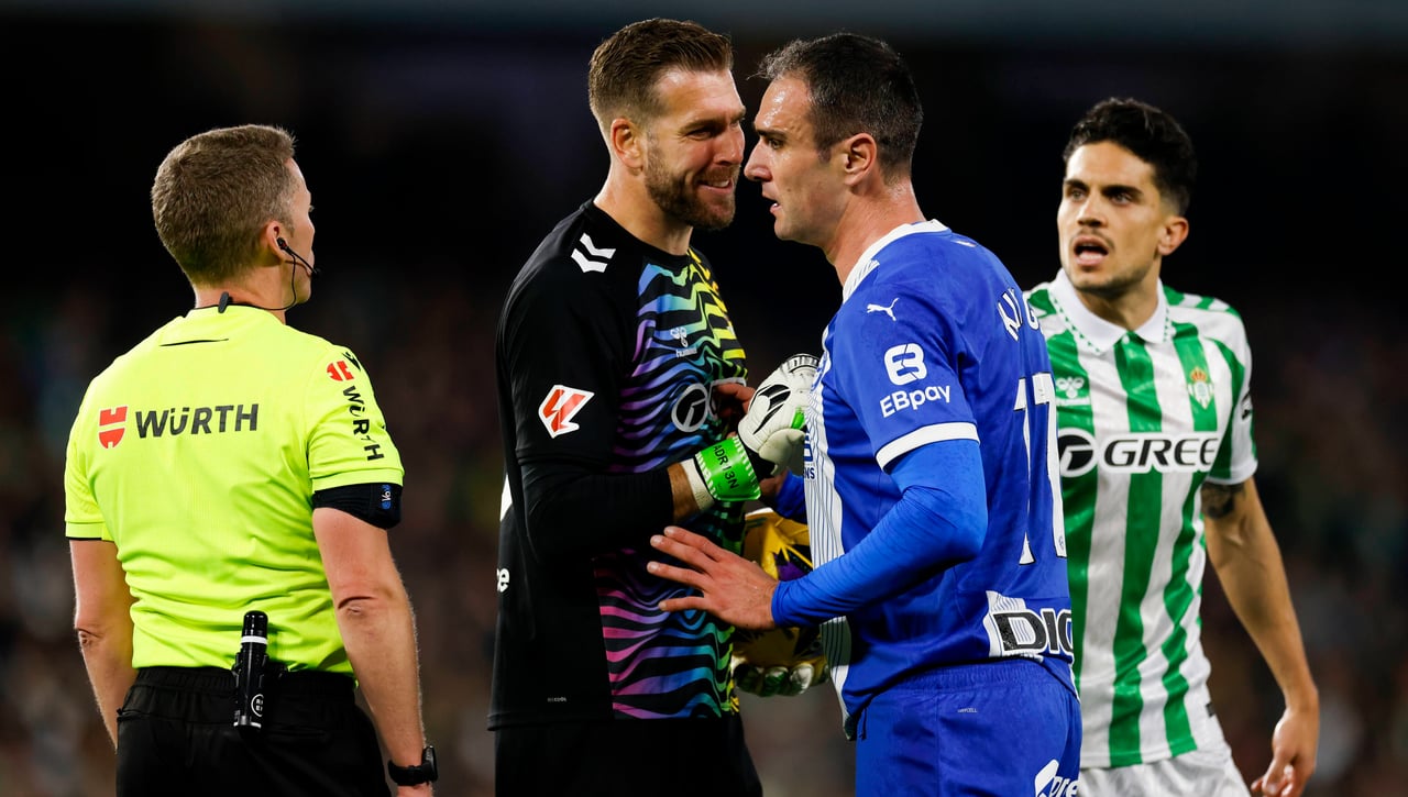 Adrián bendice a Antony, señala a Jesús Rodríguez y rebusca la receta en Anfield