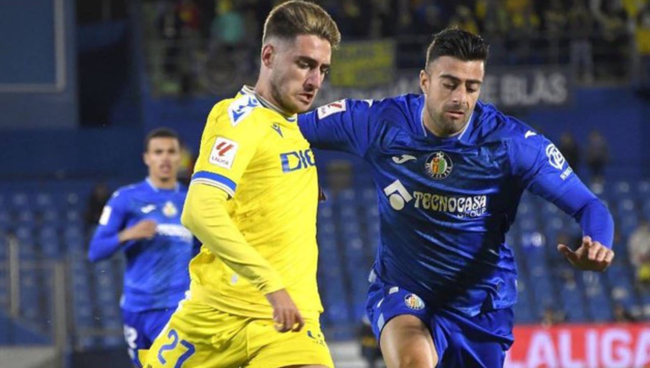 Robert Navarro es trasladado de urgencia al hospital en el descanso del Getafe-Cádiz