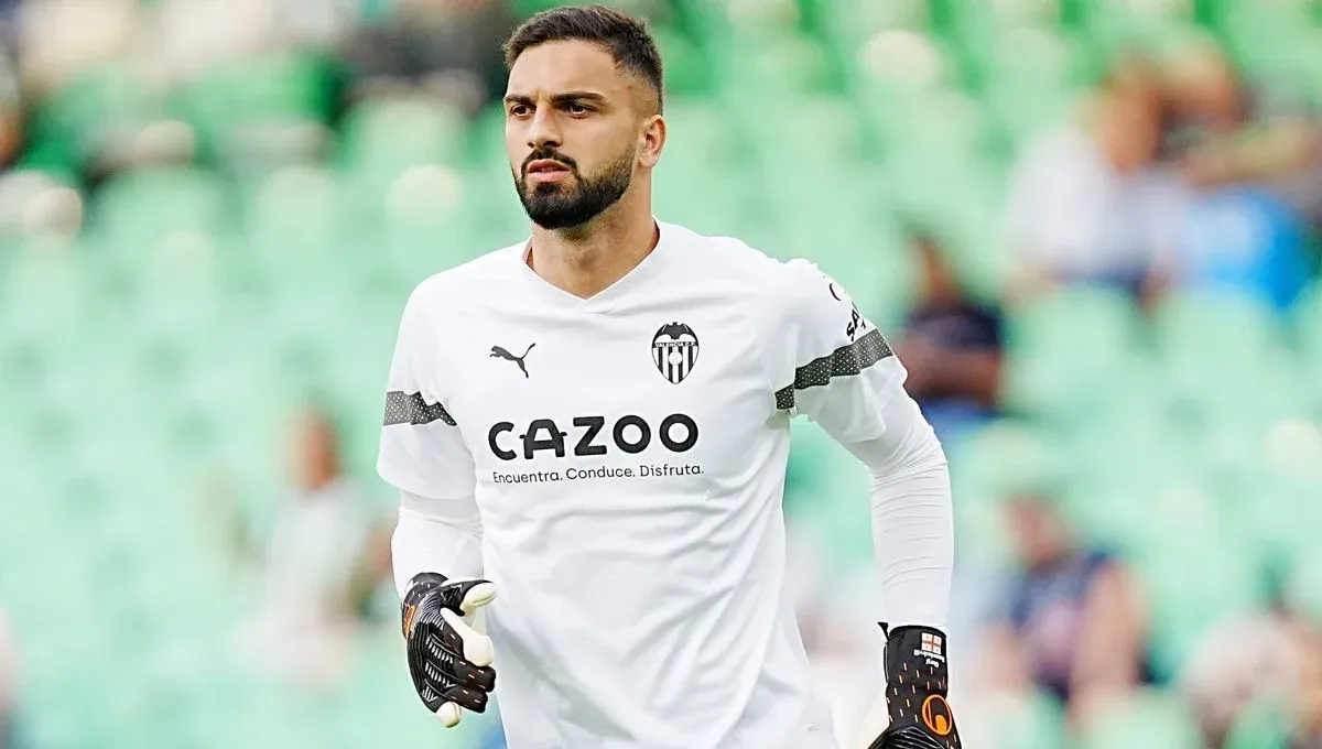 El sustituto de Mamardashvili le pone una fecha límite al Valencia 