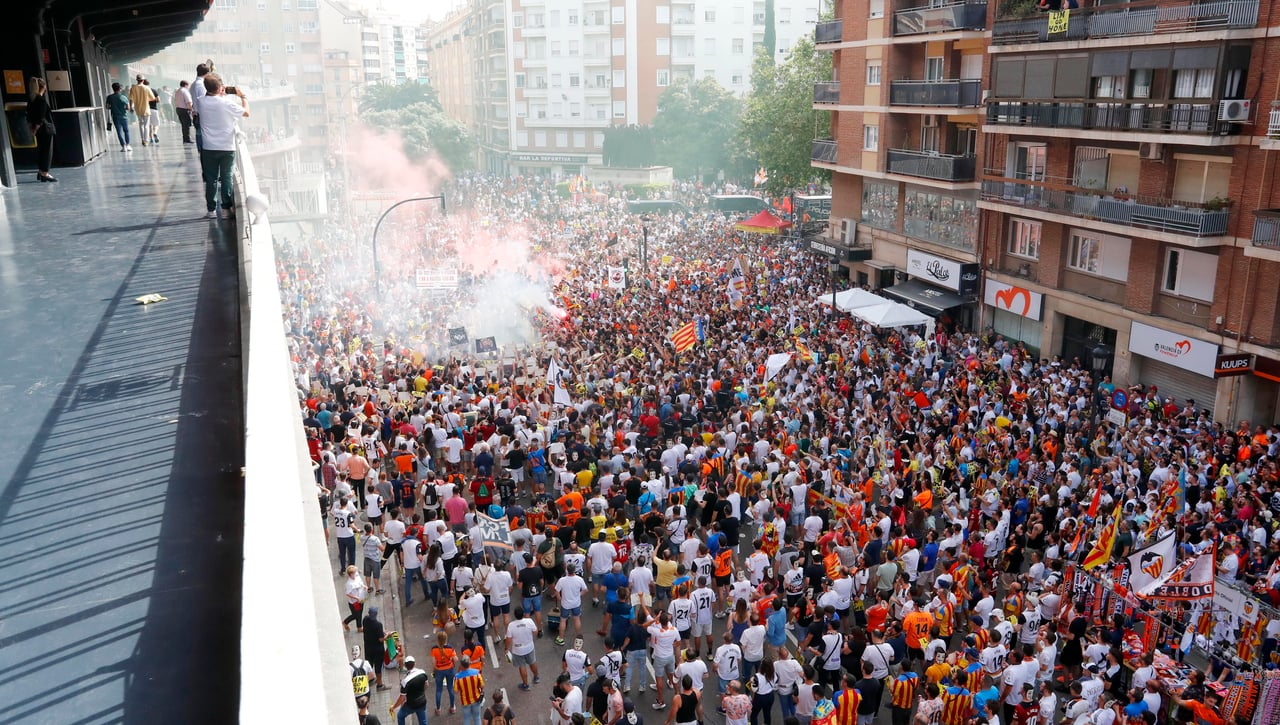 La afición del Valencia se olvida ya de Baraja y va directamente a por Peter Lim