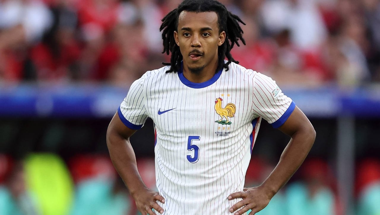 Koundé se coloca por encima de Mbappé