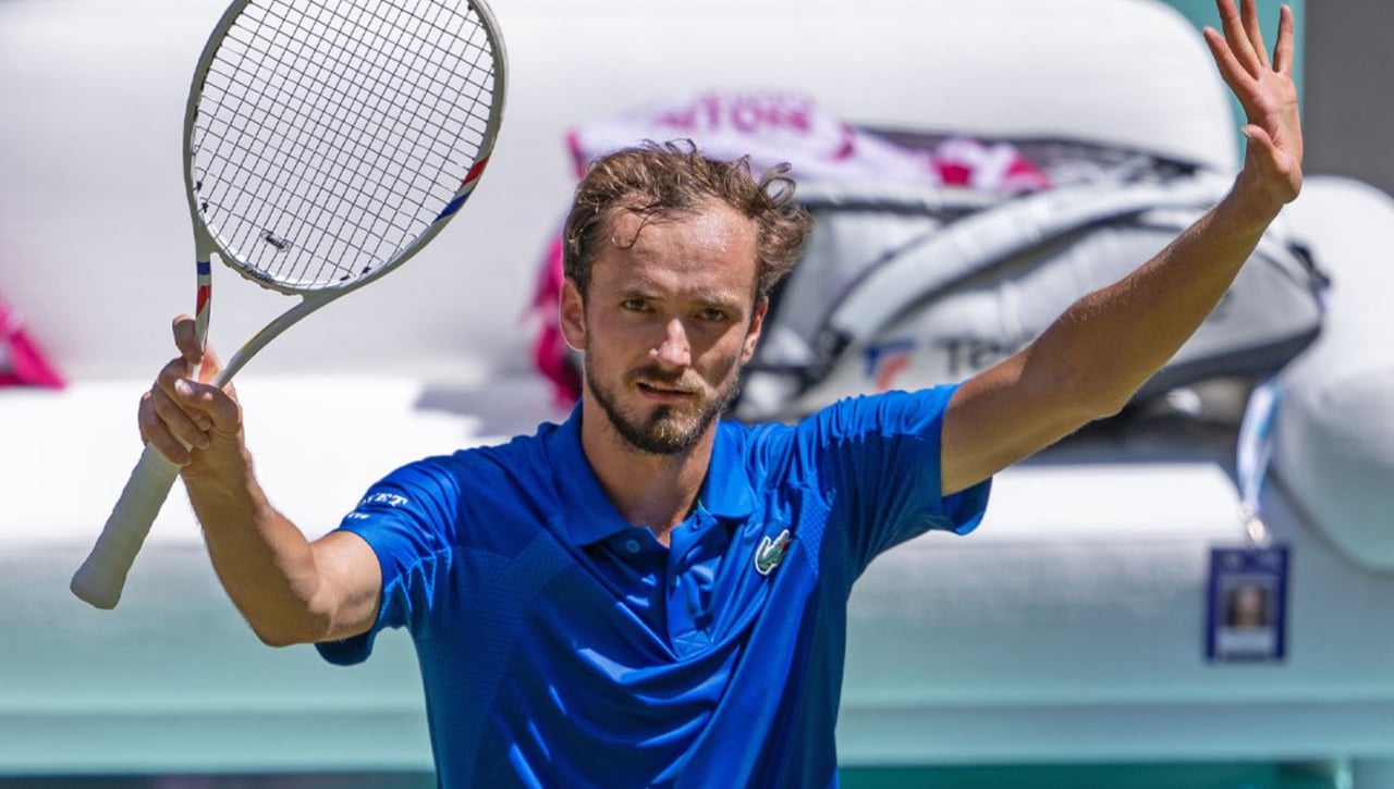 Medvedev lo vuelve a hacer quince meses después