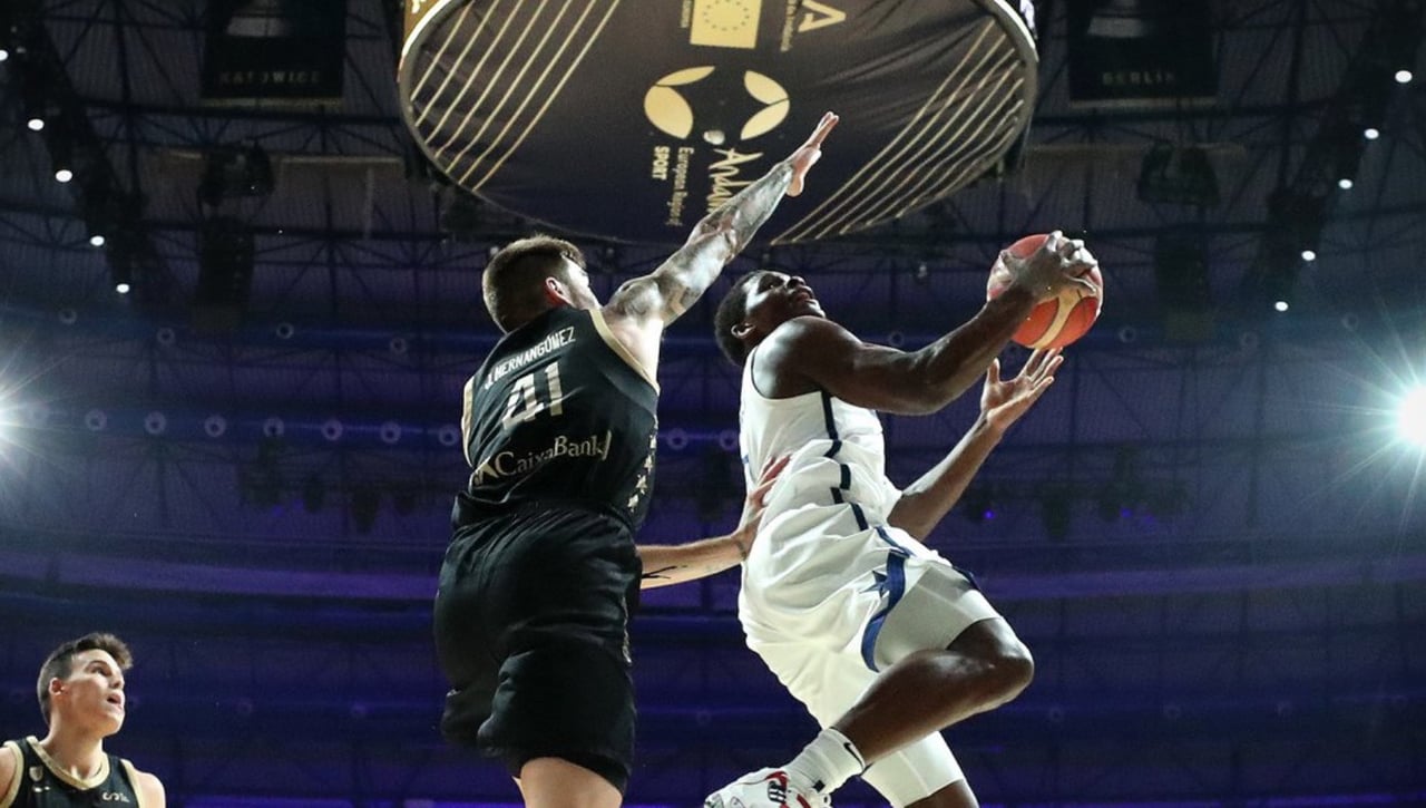 España hace sudar a Estados Unidos en el Carpena 