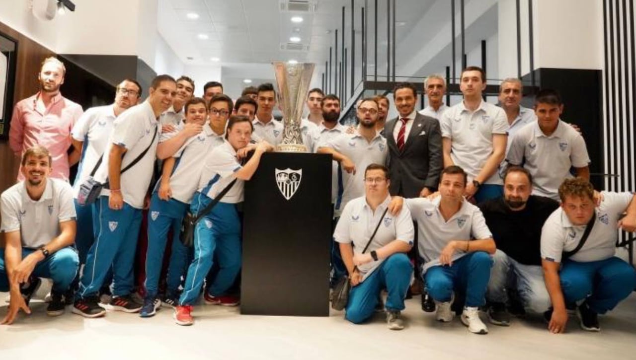 El Sevilla FC Genuine pone fin a su temporada con un regalo muy especial