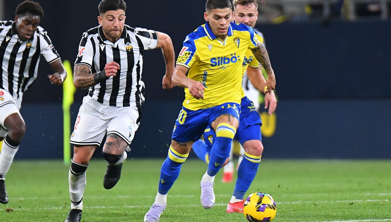 Así queda la clasificación de LaLiga Hypermotion, tras el empate del Cádiz y la victoria del Elche en la jornada 28 de Segunda división