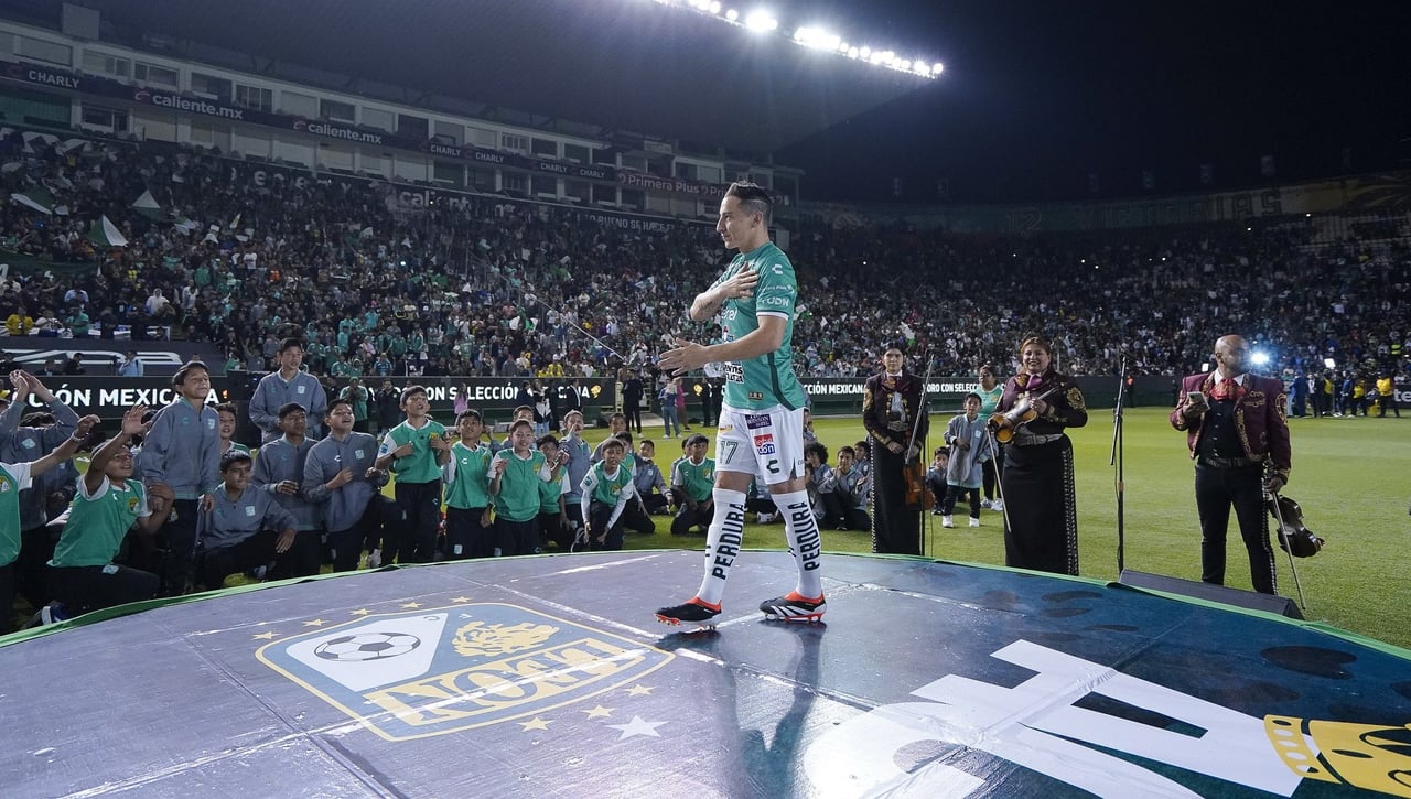 La multitudinaria presentación de Guardado en México