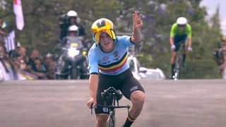 Evenepoel la lía y se lleva por delante a Pogacar