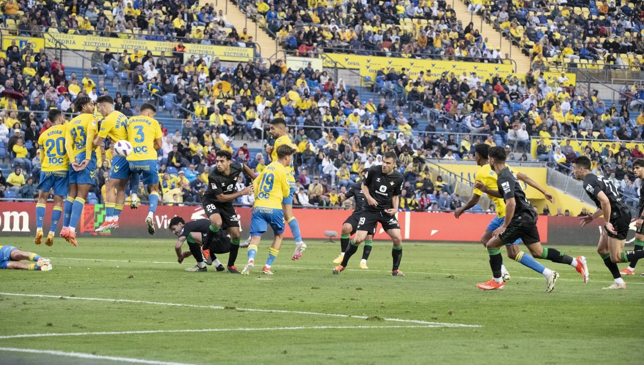 La polémica de Las Palmas - Betis: Bartra incendia las redes sociales por el penalti no pitado
