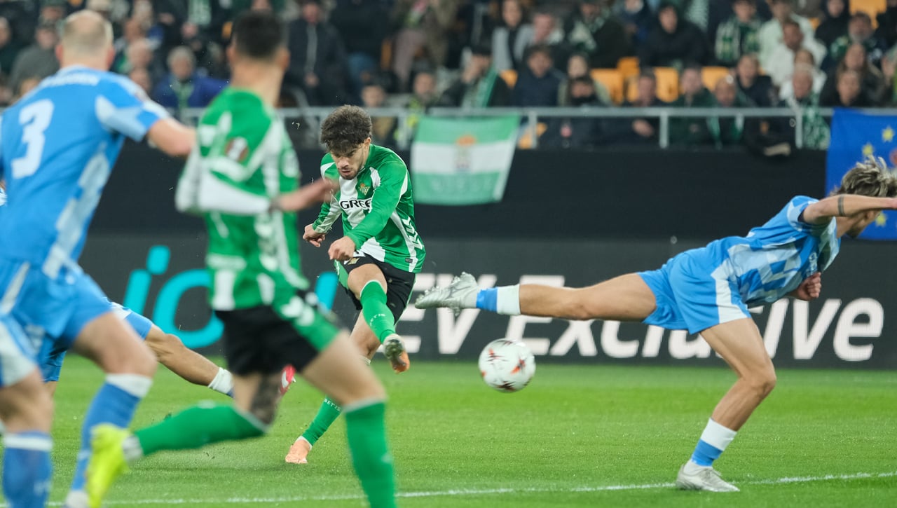 Este zapatazo de Abde pone patas arriba la historia del Euro Betis: La 9ª sinfonía del '10'