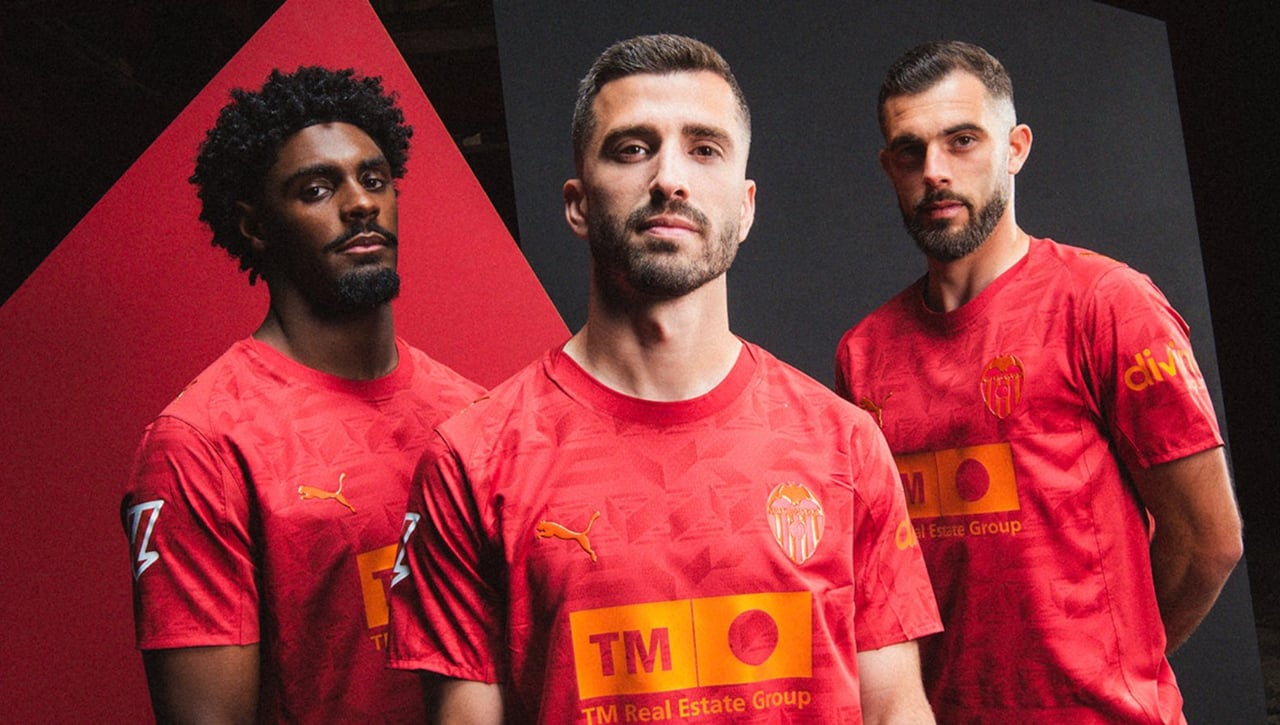 El Valencia presenta su nueva equipación y recupera un símbolo histórico