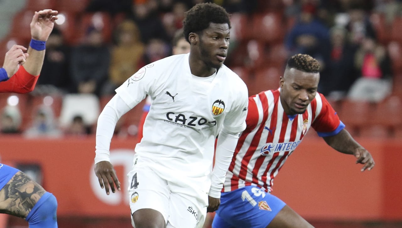 Yunus Musah mete al Valencia en problemas