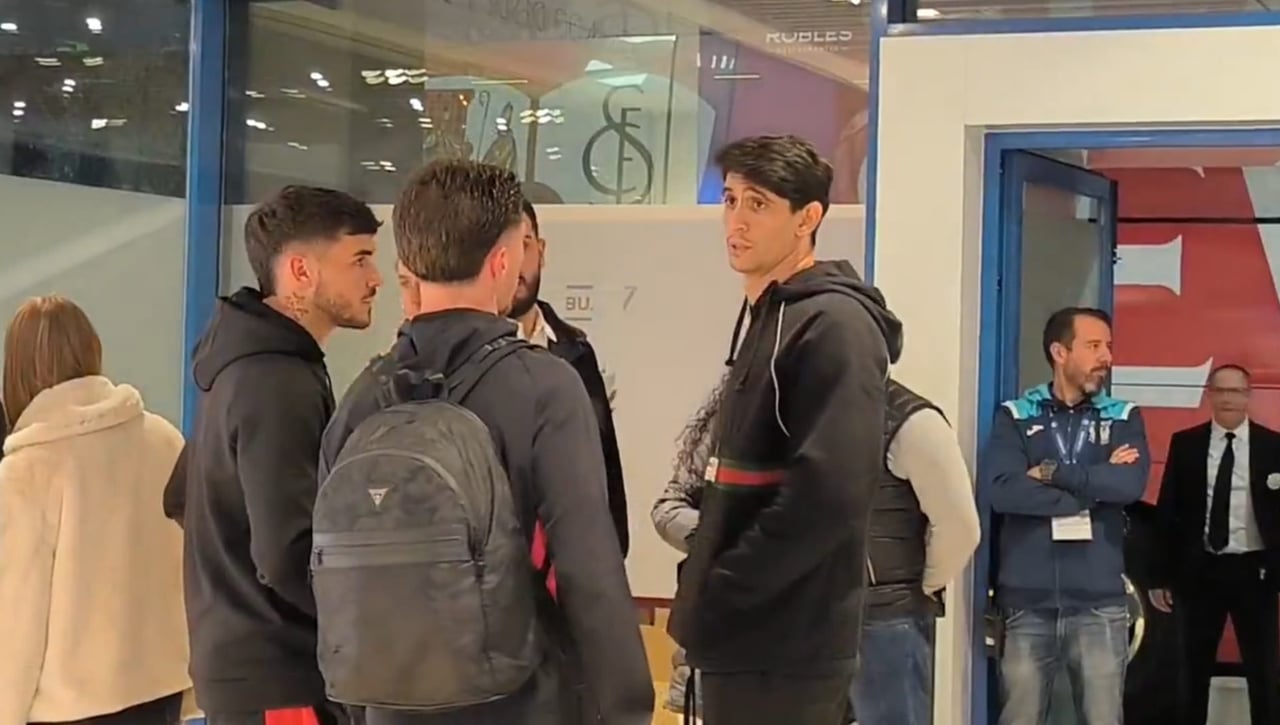 Yassine Bono intenta un imposible con su Sevilla