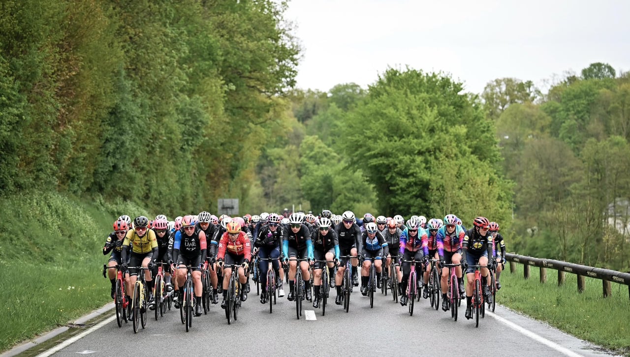 Juan Ayuso sufre en una Flecha Valona marcada por el clima