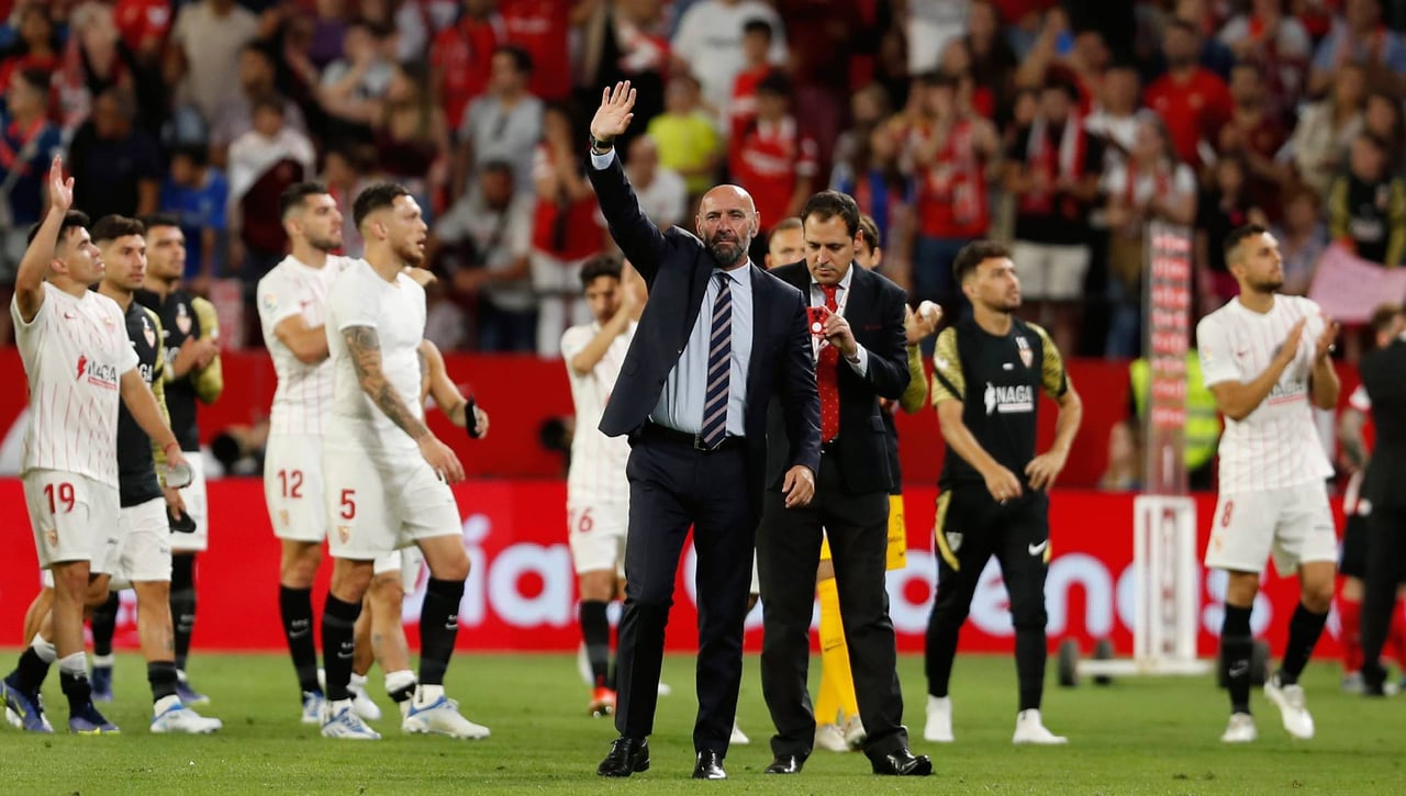 Monchi rechaza la palabra "miedo" y asegura que "el Sevilla está abierto a todo" en este final de mercado