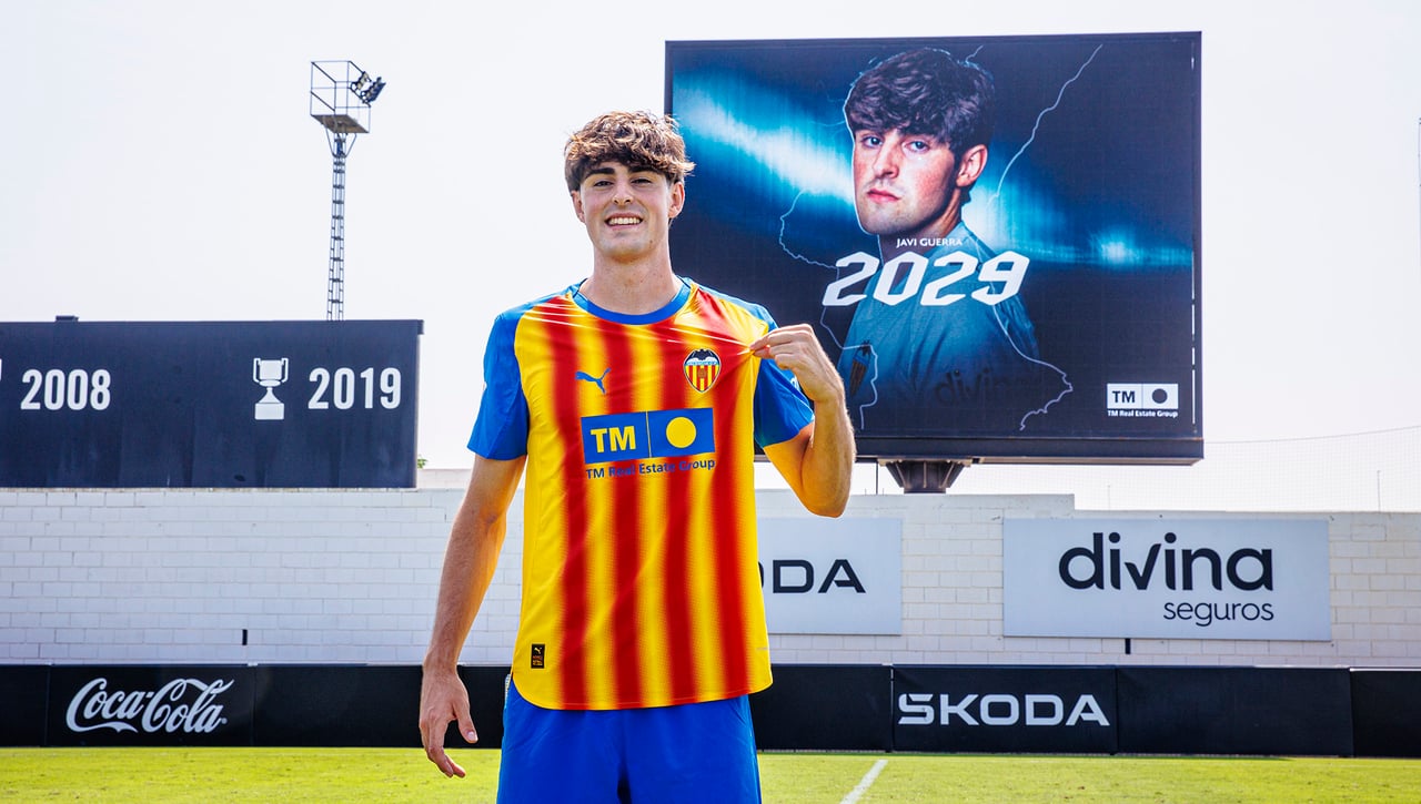 Javi Guerra renueva con el Valencia