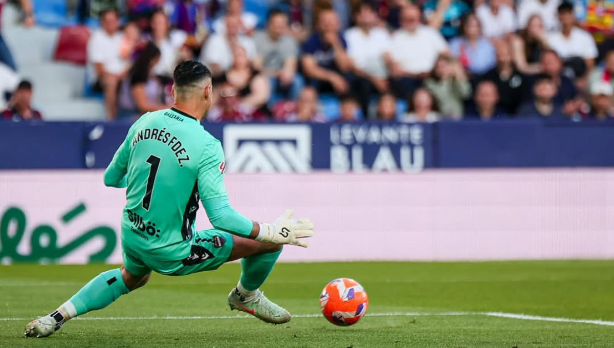 Giro en el fichaje de Andrés Fernández 