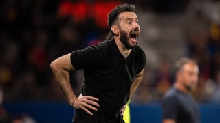 Corberán y Hugo Duro señalan al árbitro en el gol de Puado