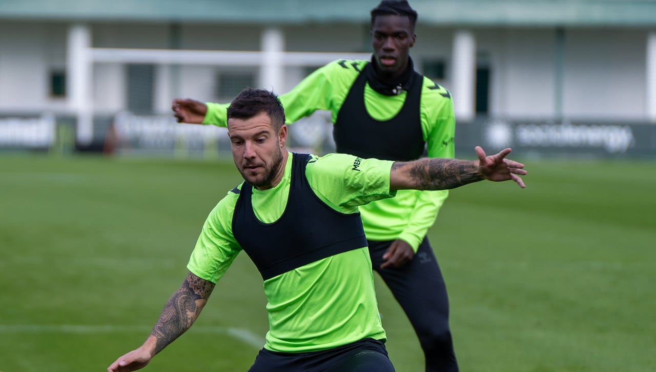 Siete bajas, dos soluciones urgentes y un regreso en la lista del Betis para Valencia 