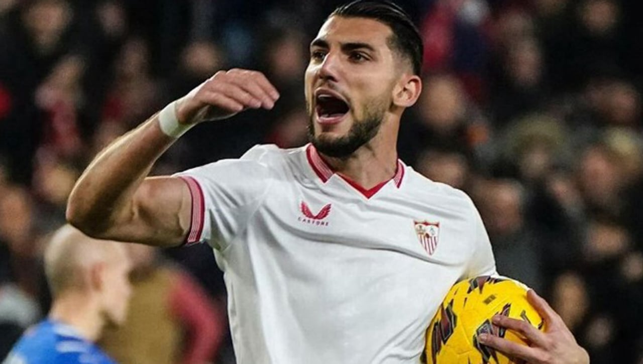 Rafa Mir da un toque a Quique en el momento justo