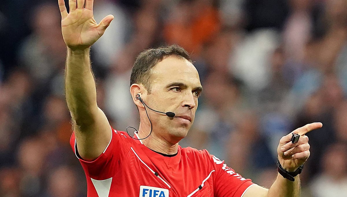 El árbitro reaviva la polémica en el Johan Cruyff