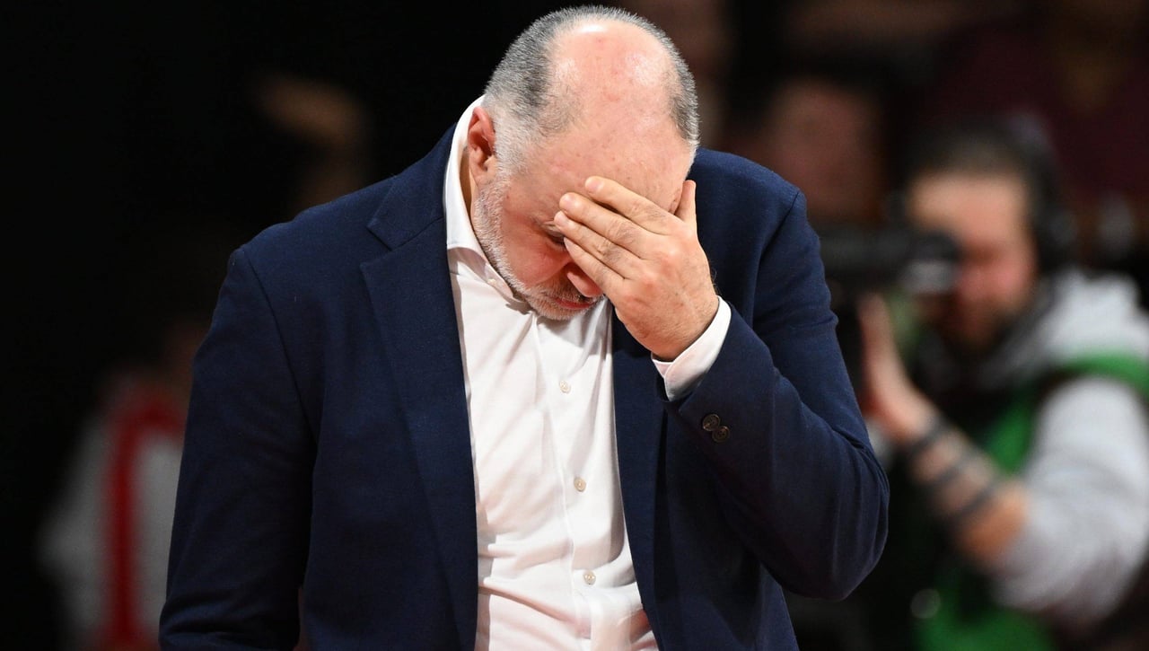 Pablo Laso recoge cable con Willy Hernagómez