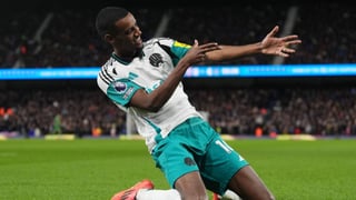 Isak, en el punto de mira