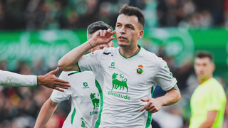 Si Iñigo Vicente aparece, el Racing de Santander mira a Primera
