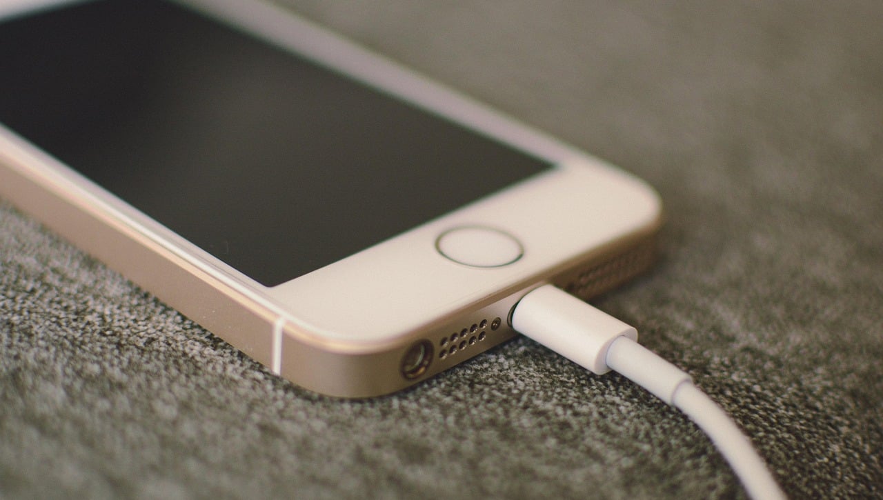 El sencillo truco para cargar el móvil más rápido y sin dañar la batería