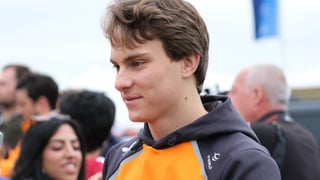 Piastri da otro golpe a McLaren y firma un nuevo contrato