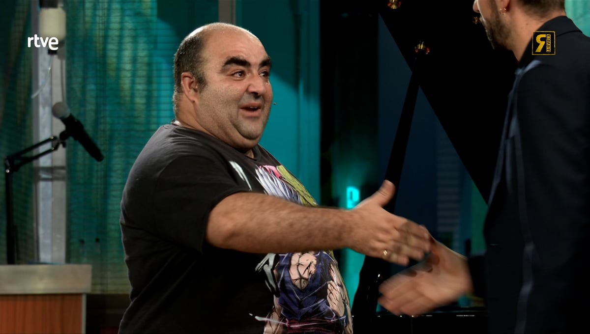 La magia de 'La Revuelta': Como una promesa de Broncano ha convertido a Custodio Pérez en uno de los escritores más vendidos